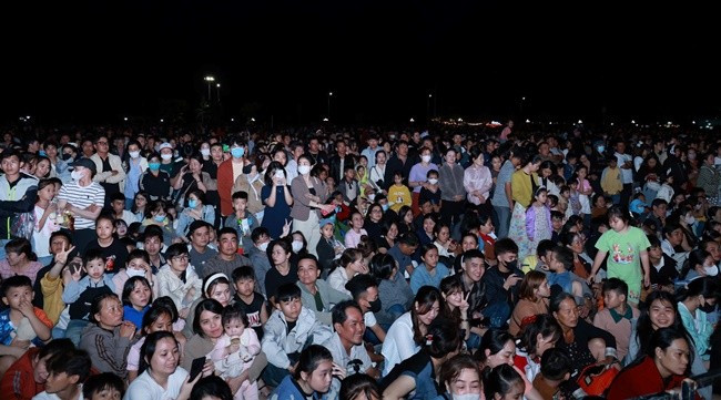 Rất đông người dân đến dự Lễ kỷ niệm. Ảnh: NGUYỄN DŨNG Rất đông người dân đến dự Lễ kỷ niệm. Ảnh: NGUYỄN DŨNG