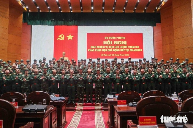 Đại tướng Nguyễn Tân Cương và lãnh đạo Bộ Quốc phòng chụp ảnh lưu niệm với lực lượng tham gia khắc phục hậu quả động đất tại Myanmar. Ảnh: NGUYỄN KHÁNH