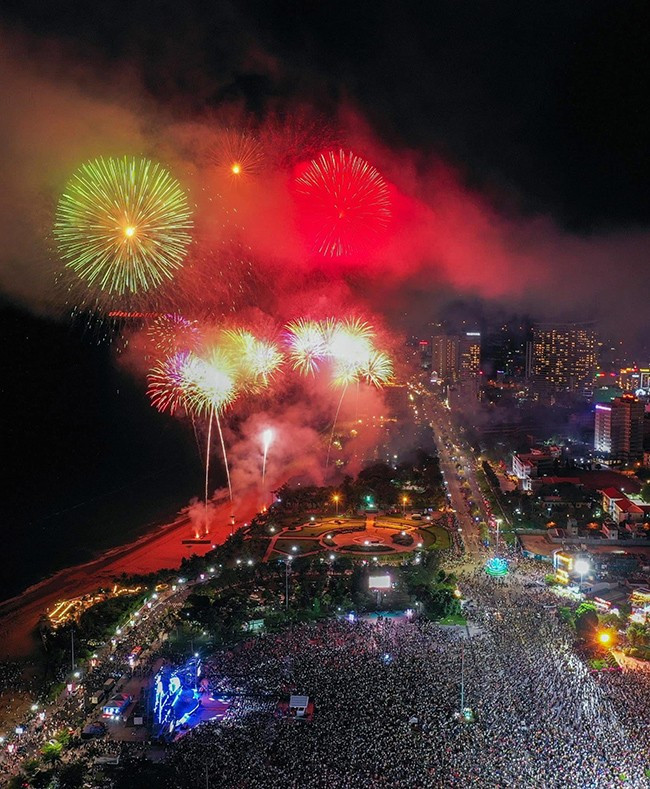 Màn bắn pháo hoa kết thúc Chương trình nghệ thuật kỷ niệm 50 năm Ngày giải phóng tỉnh Bình Định. Ảnh: NGUYỄN DŨNG Màn bắn pháo hoa kết thúc Chương trình nghệ thuật kỷ niệm 50 năm Ngày giải phóng tỉnh Bình Định. Ảnh: NGUYỄN DŨNG