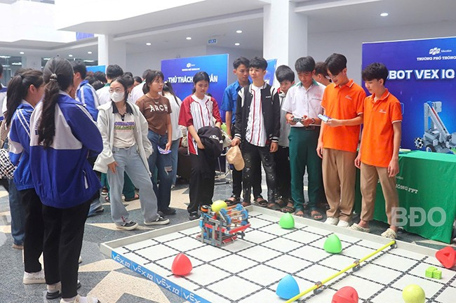 Các em học sinh THCS tham gia trải nghiệm tại các gian hàng thực tế. Ảnh: HỒ ĐIỂM Các em học sinh THCS tham gia trải nghiệm tại các gian hàng thực tế. Ảnh: HỒ ĐIỂM