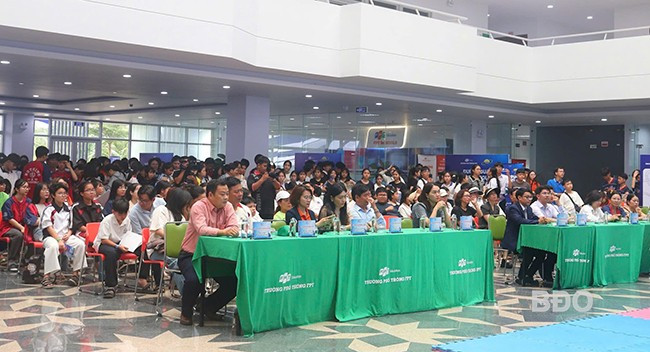 Hơn 700 học sinh lớp 9, phụ huynh đến tham gia chương trình Fschool Fest: Ngày hội trải nghiệm. Ảnh: HỒ ĐIỂM Hơn 700 học sinh lớp 9, phụ huynh đến tham gia chương trình Fschool Fest: Ngày hội trải nghiệm. Ảnh: HỒ ĐIỂM