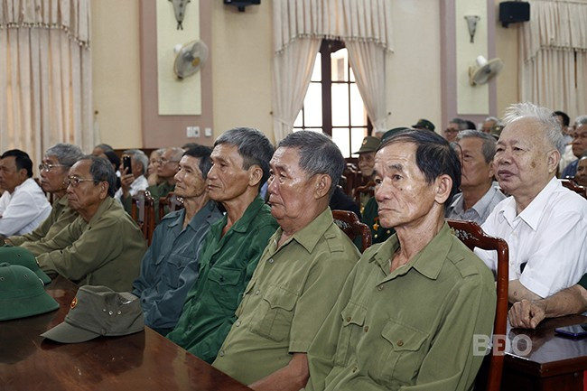 Đại biểu là cán bộ, chiến sĩ tiêu biểu trong kháng chiến chống Pháp, chống Mỹ và trực tiếp tham gia Chiến dịch giải phóng tỉnh chăm chú lắng nghe những câu chuyện cũng là những kỷ niệm đã từng trải qua...