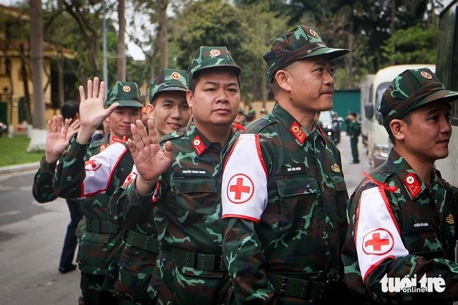 Lực lượng quân y lên đường sang Myanmar, đây là lực lượng bảo đảm quân y cho đoàn công tác và thiết lập một đội cấp cứu dã chiến quy mô nhỏ sẵn sàng thu dung, cấp cứu tất cả các nạn nhân trong khu vực thảm họa. Nhóm quân y Quân đội Việt Nam cử đi bao gồm cả nội và ngoại khoa để xử lý tất cả các tình huống cấp cứu. Ảnh: NGUYỄN KHÁNH