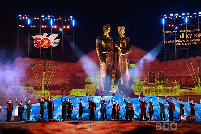Chương trình nghệ thuật sử thi với chủ đề “Bình Định - Tự hào và khát vọng”, với 3 chương: Khúc tráng ca hào hùng; 50 năm đổi mới và phát triển; khát vọng miền đất Võ. Chương trình nghệ thuật tái hiện một cách đậm nét về Bình Định - vùng đất địa linh nhân kiệt với lịch sử hàng nghìn năm phát triển, sự tiếp nối mạch nguồn yêu nước hào hùng vượt qua những cuộc chiến tranh cách mạng, cho đến chặng đường đổi mới, xây dựng và phát triển quê hương. Ảnh: NGUYỄN DŨNG Chương trình nghệ thuật sử thi với chủ đề “Bình Định - Tự hào và khát vọng”, với 3 chương: Khúc tráng ca hào hùng; 50 năm đổi mới và phát triển; khát vọng miền đất Võ. Chương trình nghệ thuật tái hiện một cách đậm nét về Bình Định - vùng đất địa linh nhân kiệt với lịch sử hàng nghìn năm phát triển, sự tiếp nối mạch nguồn yêu nước hào hùng vượt qua những cuộc chiến tranh cách mạng, cho đến chặng đường đổi mới, xây dựng và phát triển quê hương. Ảnh: NGUYỄN DŨNG