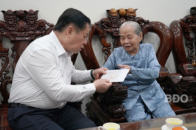 Đồng chí Nguyễn Trọng Nghĩa tặng quà cho mẹ Việt Nam anh hùng Lê Thị Khương. Ảnh: N. HÂN