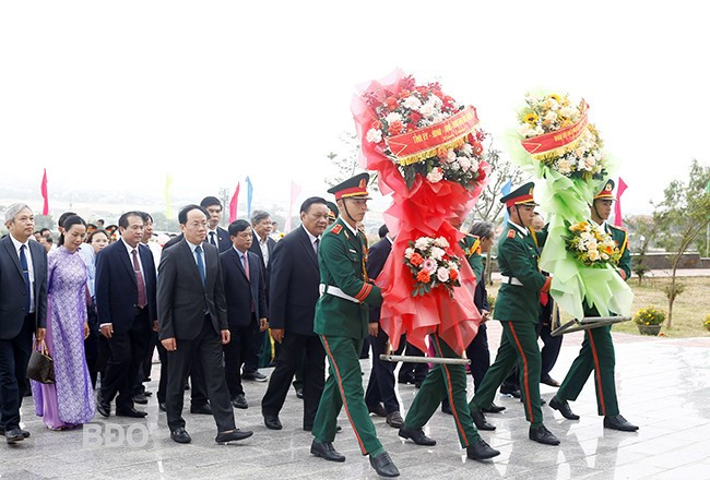 Đoàn lãnh đạo Tỉnh ủy, HĐND, UBND, Ủy ban MTTQ Việt Nam tỉnh dâng hoa Tượng đài chiến thắng Núi Bà.
