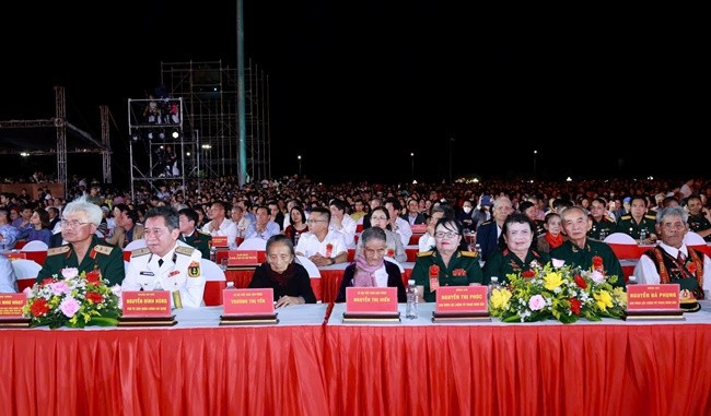 Các đại biểu của tỉnh và các tỉnh bạn dự Lễ kỷ niệm. Ảnh: NGUYỄN DŨNG Các đại biểu của tỉnh và các tỉnh bạn dự Lễ kỷ niệm. Ảnh: NGUYỄN DŨNG