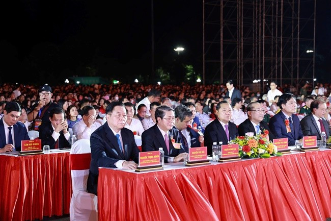 Đồng chí Nguyễn Trọng Nghĩa - Ủy viên Bộ Chính trị, Bí thư Trung ương Đảng, Trưởng Ban Tuyên giáo và Dân vận Trung ương (hàng đầu, bên trái), cùng các đồng chí lãnh đạo Đảng và Nhà nước tham dự Lễ kỷ niệm 50 năm Ngày giải phóng tỉnh Bình Định. Ảnh: NGUYỄN DŨNG Đồng chí Nguyễn Trọng Nghĩa - Ủy viên Bộ Chính trị, Bí thư Trung ương Đảng, Trưởng Ban Tuyên giáo và Dân vận Trung ương (hàng đầu, bên trái), cùng các đồng chí lãnh đạo Đảng và Nhà nước tham dự Lễ kỷ niệm 50 năm Ngày giải phóng tỉnh Bình Định. Ảnh: NGUYỄN DŨNG