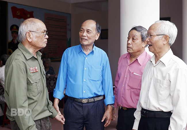 Những CCB vui vẻ trò chuyện khi gặp lại nhau. Ảnh: H.P