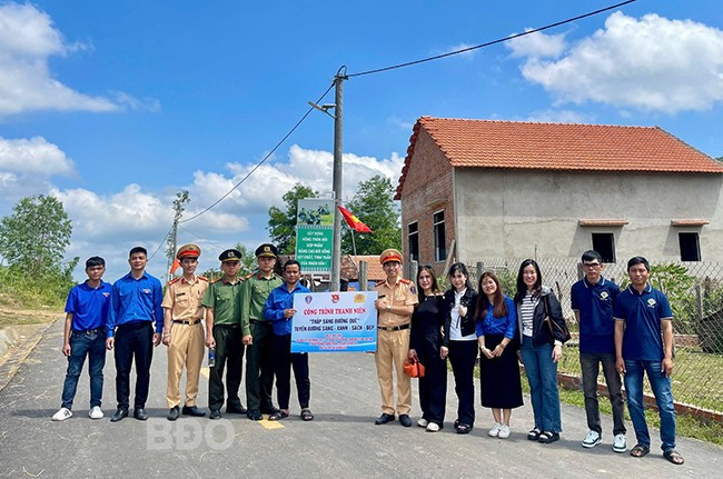 Trao tặng công trình Thắp sáng đường quê. Ảnh: ĐVCC Trao tặng công trình Thắp sáng đường quê. Ảnh: ĐVCC