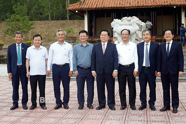 Các đồng chí lãnh đạo Trung ương và tỉnh chụp ảnh lưu niệm trước Đền thờ anh hùng liệt sĩ tại Khu di tích lịch sử và thắng cảnh Khu căn cứ Núi Bà.