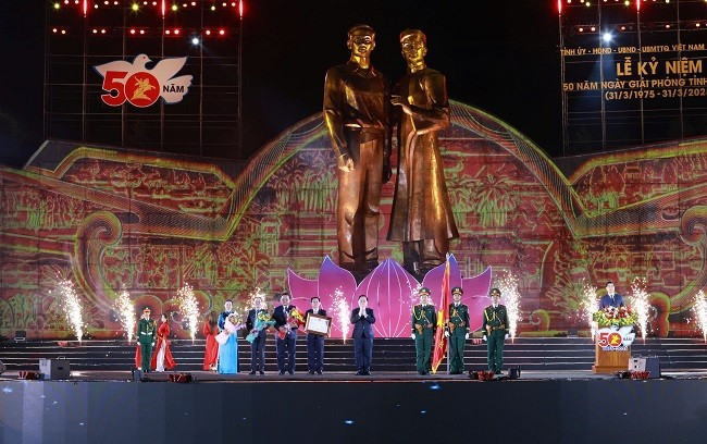 Đồng chí Nguyễn Trọng Nghĩa - Ủy viên Bộ Chính trị, Bí thư Trung ương Đảng, Trưởng Ban Tuyên giáo và Dân vận Trung ương, trao Huân chương Độc lập hạng ba cho Đảng bộ, chính quyền và nhân dân tỉnh Bình Định về thành tích đặc biệt xuất sắc trong công tác, góp phần vào sự nghiệp xây dựng chủ nghĩa xã hội và bảo vệ Tổ quốc. Đồng chí Nguyễn Trọng Nghĩa - Ủy viên Bộ Chính trị, Bí thư Trung ương Đảng, Trưởng Ban Tuyên giáo và Dân vận Trung ương, trao Huân chương Độc lập hạng ba cho Đảng bộ, chính quyền và nhân dân tỉnh Bình Định về thành tích đặc biệt xuất sắc trong công tác, góp phần vào sự nghiệp xây dựng chủ nghĩa xã hội và bảo vệ Tổ quốc.