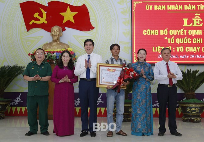 Trao Bằng Tổ quốc ghi công cho thân nhân liệt sĩ Võ Chạy. Ảnh: H.P