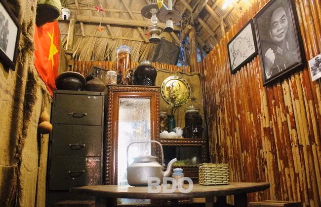 Một góc quán cơm Bao cấp tái hiện không gian sống của những năm 1980 trở về trước. Ảnh: X.Q