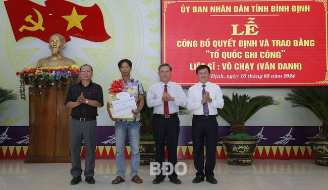 Dịp này, TX Hoài Nhơn đã hỗ trợ gia đình thân nhân liệt sĩ Võ Chạy 25 triệu đồng để sửa chữa lại nhà. Ảnh: H.P