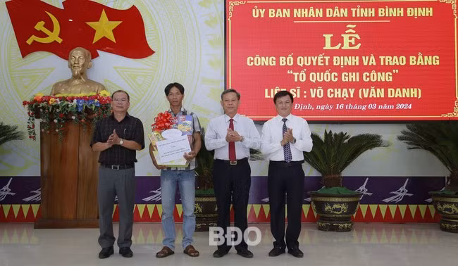 Dịp này, TX Hoài Nhơn đã hỗ trợ gia đình thân nhân liệt sĩ Võ Chạy 25 triệu đồng để sửa chữa lại nhà. Ảnh: H.P