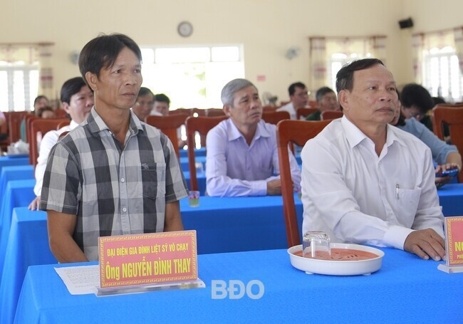 Ông Nguyễn Đình Thay (cháu gọi liệt sĩ Võ Chạy bằng cậu ruột - bìa trái) là người thờ cúng, đại diện thân nhân liệt sĩ. Ảnh: H.P