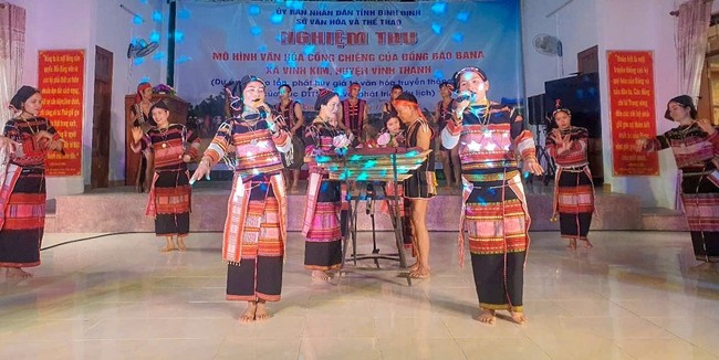 Trình diễn dân ca, dân vũ của đồng bào Bana ở xã Vĩnh Kim. Ảnh: Sở VH&TT