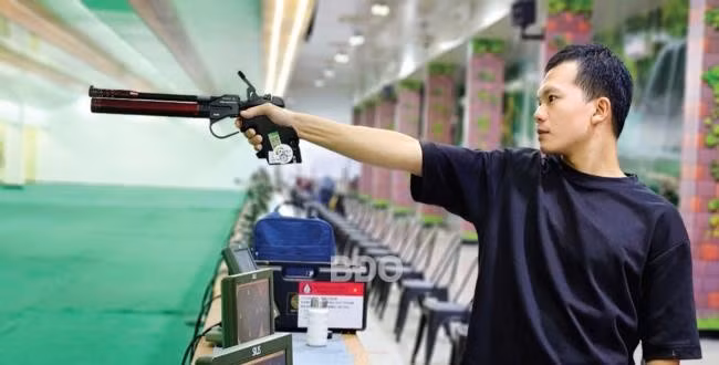 Xạ thủ Phan Công Minh trong một buổi tập tại Trung tâm Huấn luyện thể thao quốc gia Hà Nội. Ảnh: NVCC