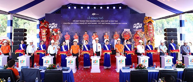 Lãnh đạo tỉnh, Tập đoàn FPT... thực hiện nghi thức động thổ dự án. Ảnh: TRỌNG LỢI Lãnh đạo tỉnh, Tập đoàn FPT... thực hiện nghi thức động thổ dự án. Ảnh: TRỌNG LỢI