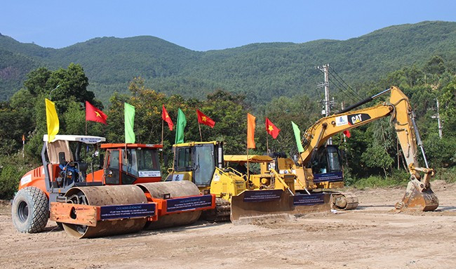 Trang thiết bị máy móc vận hành sau lễ động thổ dự án Tổ hợp. Ảnh: TRỌNG LỢI Trang thiết bị máy móc vận hành sau lễ động thổ dự án Tổ hợp. Ảnh: TRỌNG LỢI