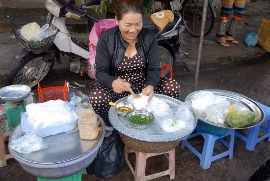 Bánh hỏi bán ở góc đường Lê Hồng Phong thuộc phường Bình Định (thị xã An Nhơn).