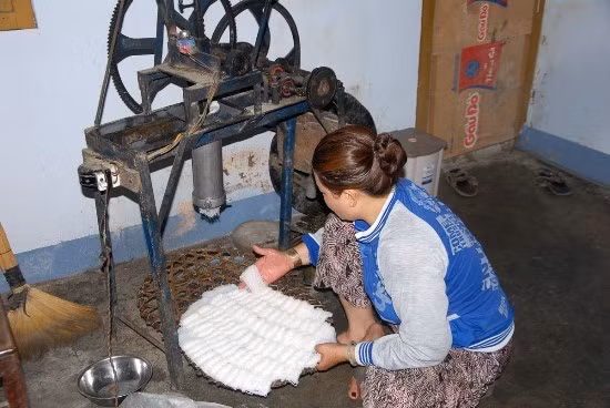 Chị Đào đang bắt bánh hỏi.