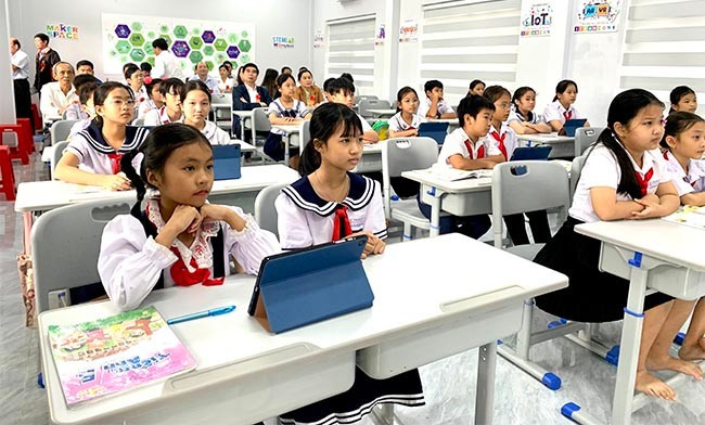 Học sinh lớp 5A, Trường Tiểu học số 1 thị trấn Phù Mỹ tham gia lớp học số.