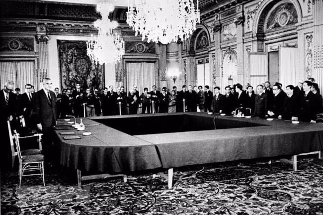 Lễ khai mạc cuộc nói chuyện chính thức giữa đại diện Chính phủ Việt Nam Dân chủ Cộng hòa và đại diện Chính phủ Mỹ tại Paris, ngày 13.5.1968. Ảnh: TTXVN