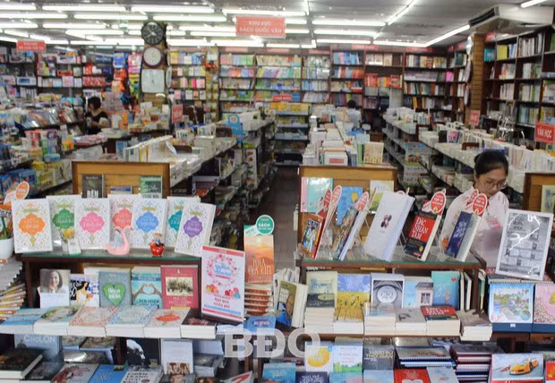 Nhà sách Fahasa Quy Nhơn ưu tiên khu vực trưng bày giới thiệu các đầu sách hấp dẫn ngay lối vào.