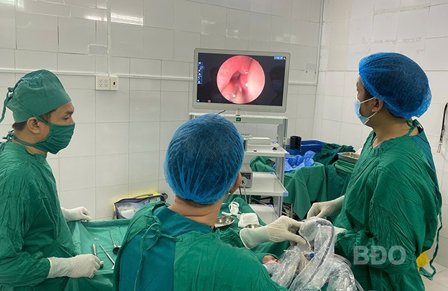 Bác sĩ BVĐK khu vực Bồng Sơn được bác sĩ của Bệnh viện Tai Mũi Họng TP Hồ Chí Minh trực tiếp “cầm tay chỉ việc” kỹ thuật phẫu thuật nội soi mũi xoang, sáng 4.4. Ảnh: HỒNG MAI Bác sĩ BVĐK khu vực Bồng Sơn được bác sĩ của Bệnh viện Tai Mũi Họng TP Hồ Chí Minh trực tiếp “cầm tay chỉ việc” kỹ thuật phẫu thuật nội soi mũi xoang, sáng 4.4. Ảnh: HỒNG MAI