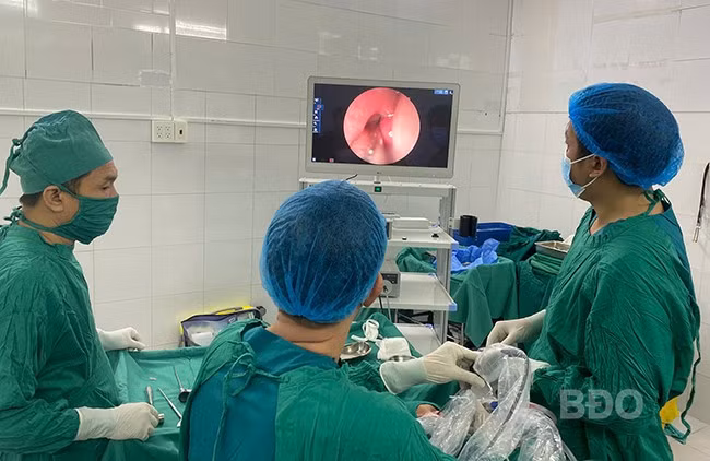 Bác sĩ BVĐK khu vực Bồng Sơn được bác sĩ của Bệnh viện Tai Mũi Họng TP Hồ Chí Minh trực tiếp “cầm tay chỉ việc” kỹ thuật phẫu thuật nội soi mũi xoang, sáng 4.4. Ảnh: HỒNG MAI