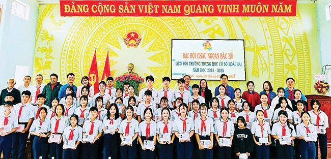 Hội đồng hương Hoài Hải tại TP Hồ Chí Minh tặng quà cho học sinh nghèo ở quê nhà đạt danh hiệu cháu ngoan Bác Hồ. Ảnh: Hội đồng hương Hoài Hải