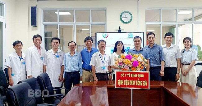 BVĐK khu vực Bồng Sơn và Bệnh viện Tai Mũi Họng TP Hồ Chí Minh ký kết chuyển giao triển khai kỹ thuật phẫu thuật nội soi mũi xoang, sáng 4.4. Ảnh: HỒNG MAI BVĐK khu vực Bồng Sơn và Bệnh viện Tai Mũi Họng TP Hồ Chí Minh ký kết chuyển giao triển khai kỹ thuật phẫu thuật nội soi mũi xoang, sáng 4.4. Ảnh: HỒNG MAI