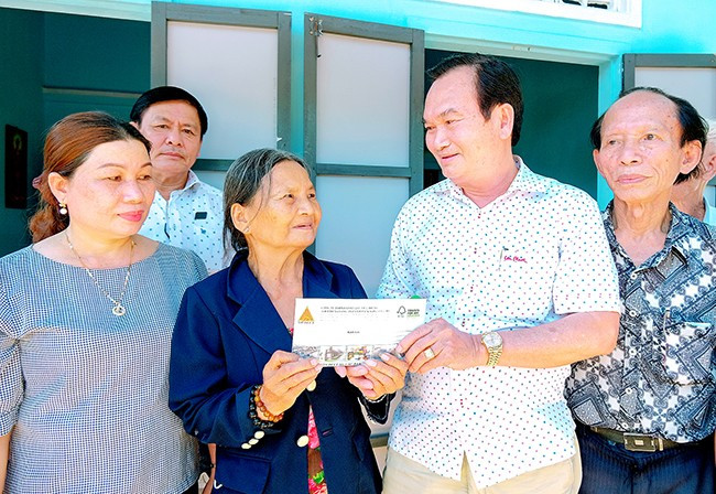 Doanh nhân Đỗ Thanh Hùng (thứ 2 từ phải sang) thăm hỏi, tặng quà ủng hộ xây nhà tình thương tại phường Tam Quan Nam, TX Hoài Nhơn. Ảnh: NGỌC NHUẬN