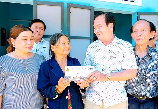 Doanh nhân Đỗ Thanh Hùng (thứ 2 từ phải sang) thăm hỏi, tặng quà ủng hộ xây nhà tình thương tại phường Tam Quan Nam, TX Hoài Nhơn. Ảnh: NGỌC NHUẬN