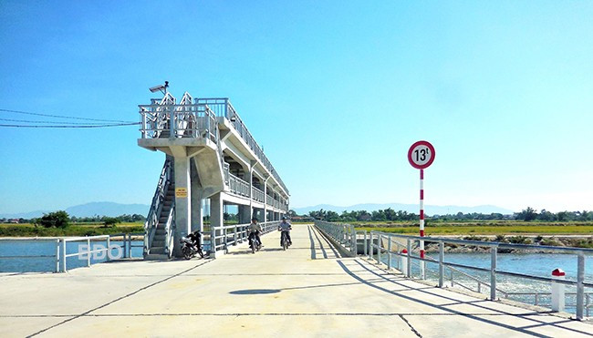 Dự án quản lý tổng hợp tài nguyên nước - giai đoạn 1 - lưu vực sông Kôn có ý nghĩa thiết thực, góp phần quản lý, khai thác bền vững nguồn tài nguyên nước. - Trong ảnh: Đập dâng Thông Chín thực hiện điều tiết nước khu vực hạ lưu sông Kôn. Ảnh: V.L Dự án quản lý tổng hợp tài nguyên nước - giai đoạn 1 - lưu vực sông Kôn có ý nghĩa thiết thực, góp phần quản lý, khai thác bền vững nguồn tài nguyên nước. - Trong ảnh: Đập dâng Thông Chín thực hiện điều tiết nước khu vực hạ lưu sông Kôn. Ảnh: V.L