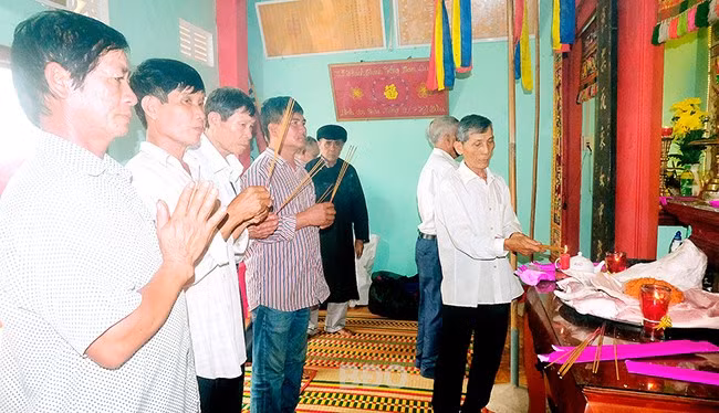 Lễ Thanh minh ở Bình Định là nét đẹp nhân văn sâu sắc, gắn kết tình làng, nghĩa xóm. Ảnh: THANH NHÀN