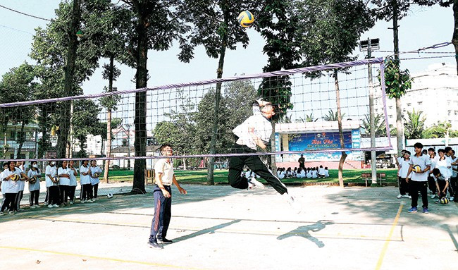 Trường THPT Nguyễn Trân (TX Hoài Nhơn) là nơi có phong trào TDTT phát triển mạnh mẽ, liên tiếp giành giải nhất toàn đoàn tại Hội khỏe Phù Đổng cấp tỉnh các năm 2019, 2021, 2024. - Trong ảnh: Học sinh Trường THPT Nguyễn Trân học môn bóng chuyền trong giờ Giáo dục thể chất tại Khu liên hợp TDTT của trường. Ảnh: K.VY Trường THPT Nguyễn Trân (TX Hoài Nhơn) là nơi có phong trào TDTT phát triển mạnh mẽ, liên tiếp giành giải nhất toàn đoàn tại Hội khỏe Phù Đổng cấp tỉnh các năm 2019, 2021, 2024. - Trong ảnh: Học sinh Trường THPT Nguyễn Trân học môn bóng chuyền trong giờ Giáo dục thể chất tại Khu liên hợp TDTT của trường. Ảnh: K.VY