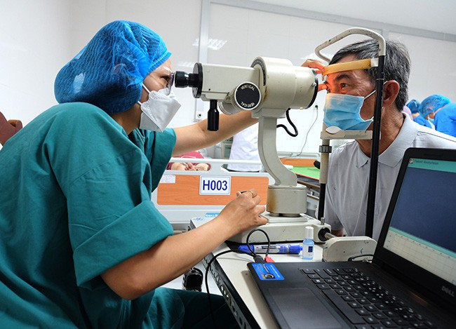 Hội đồng hương Tam Quan tại TP Hồ Chí Minh phối hợp Hội đồng hương Bình Định tại TP Hồ Chí Minh và các đơn vị, tổ chức khác tổ chức hoạt động khám, mổ mắt miễn phí tại quê nhà Hoài Nhơn. Ảnh: NGỌC NHUẬN