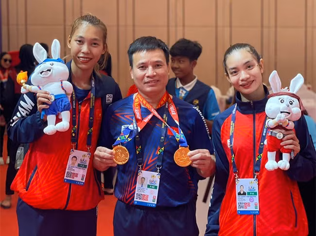 HLV Lê Công Bút (giữa) cùng các học trò Trần Võ Song Thương (bên trái) và Nguyễn Thị Thanh Tiền (bên phải) sau khi kết thúc giải Kun Bokator tại SEA Games 32. Ảnh: NVCC