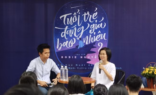 Tác giả Hoàng Nguyên - Rosie Nguyễn tại buổi ra mắt tập sách Tuổi trẻ đáng giá bao nhiêu? Ảnh: NVCC