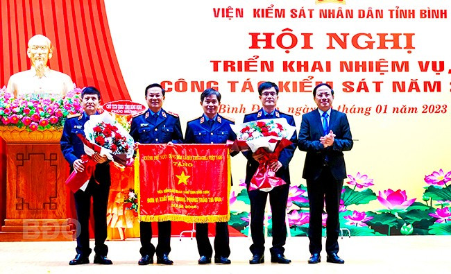 Chủ tịch UBND tỉnh Phạm Anh Tuấn trao cờ thi đua của Thủ tướng Chính phủ cho lãnh đạo Viện KSND tỉnh. Chủ tịch UBND tỉnh Phạm Anh Tuấn trao cờ thi đua của Thủ tướng Chính phủ cho lãnh đạo Viện KSND tỉnh.