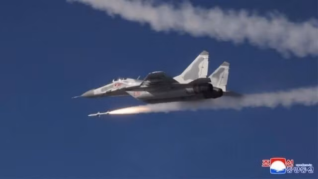 Triều Tiên phóng tên lửa mới từ máy bay MiG-29. Ảnh: KCNA