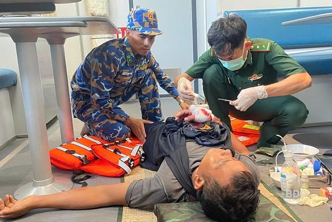 Hải đoàn Biên phòng 48 cứu nạn thuyền viên của tàu QNg 98083-TS bị tai nạn lao động trong lúc hành nghề trên vùng biển cách TP Quy Nhơn 85 hải lý. Ảnh: ĐVCC