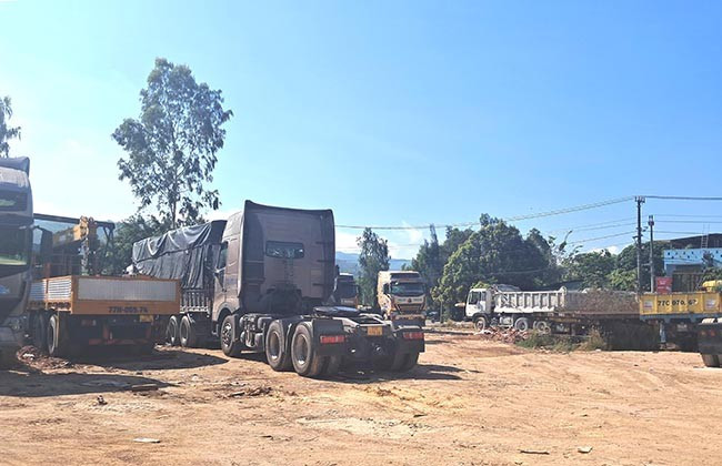 Bãi sửa xe tự phát nằm trong khu dân cư thuộc khu phố 5 khiến người dân bức xúc, kiến nghị cơ quan chức năng xử lý dứt điểm. Ảnh: M.T Bãi sửa xe tự phát nằm trong khu dân cư thuộc khu phố 5 khiến người dân bức xúc, kiến nghị cơ quan chức năng xử lý dứt điểm. Ảnh: M.T