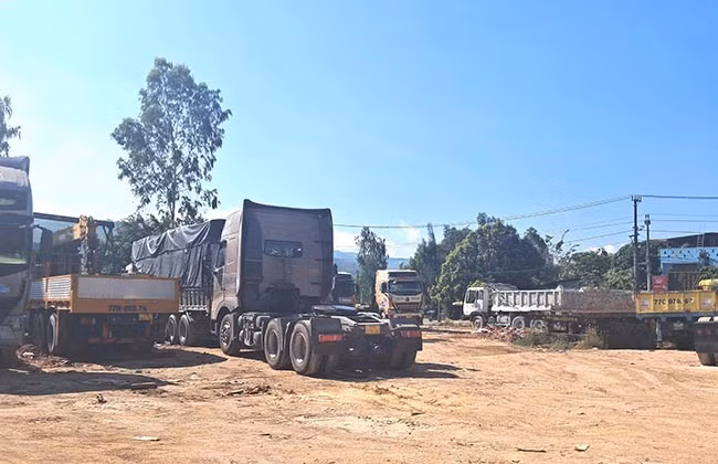 Bãi sửa xe tự phát nằm trong khu dân cư thuộc khu phố 5 khiến người dân bức xúc, kiến nghị cơ quan chức năng xử lý dứt điểm. Ảnh: M.T