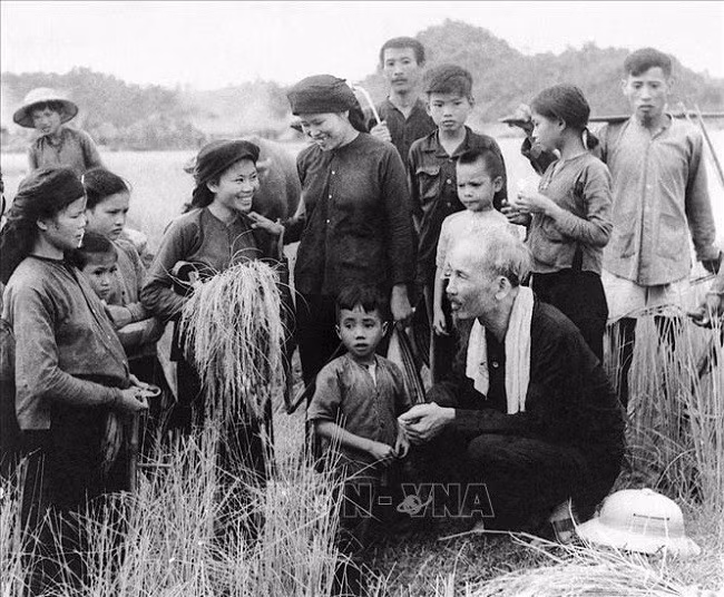 Bác Hồ luôn chủ động tiếp xúc, tìm hiểu tâm tư, nguyện vọng của nhân dân, từ đó đi vào lòng dân bằng trái tim nhân hậu. Ảnh: TTXVN Bác Hồ luôn chủ động tiếp xúc, tìm hiểu tâm tư, nguyện vọng của nhân dân, từ đó đi vào lòng dân bằng trái tim nhân hậu. Ảnh: TTXVN