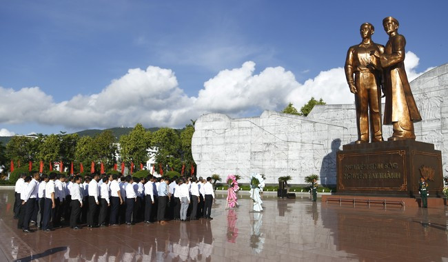 Lễ dâng hoa tại Tượng đài Nguyễn Sinh Sắc - Nguyễn Tất Thành. Ảnh: H.P Lễ dâng hoa tại Tượng đài Nguyễn Sinh Sắc - Nguyễn Tất Thành. Ảnh: H.P