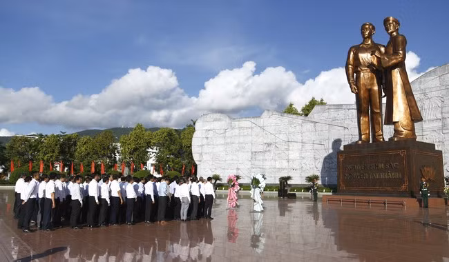 Lễ dâng hoa tại Tượng đài Nguyễn Sinh Sắc - Nguyễn Tất Thành. Ảnh: H.P